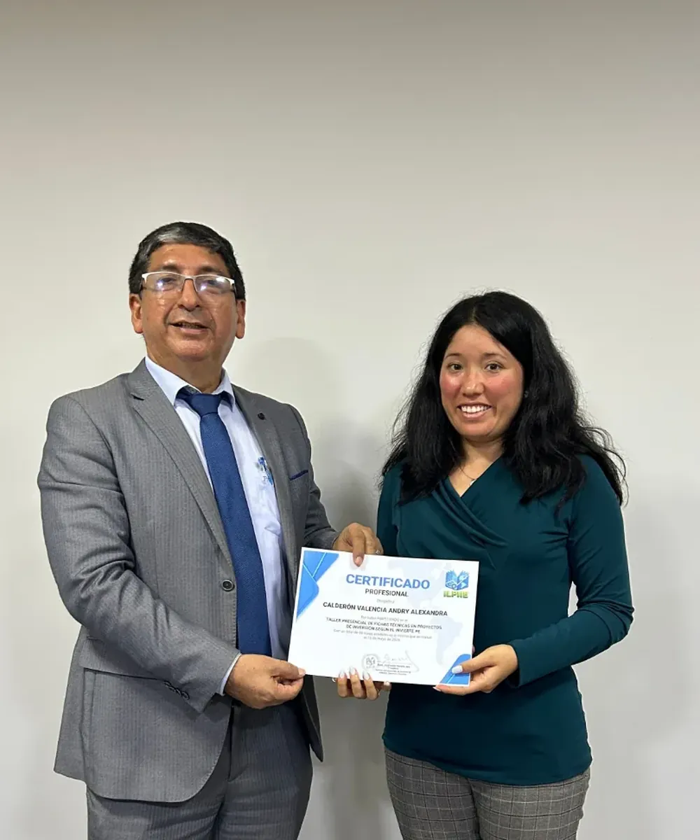 Entrega de certificado a un egresado del instituto